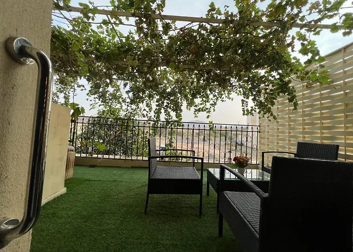 شقةكبيره 4 غرف منها 3 غرف نوم اطلاه مجلس صالة 4-Room Apartment, Including 3 Bedrooms, A Living Room, A Sitting Room, And A View