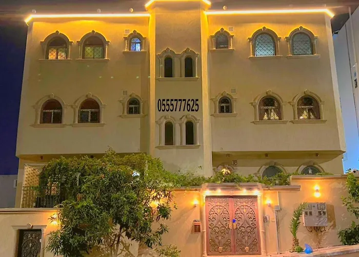 شقةكبيره 4 غرف منها 3 غرف نوم اطلاه مجلس صالة 4-Room Apartment, Including 3 Bedrooms, A Living Room, A Sitting Room, And A View