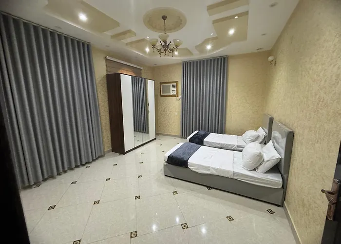 شقةكبيره 4 غرف منها 3 غرف نوم اطلاه مجلس صالة 4-Room Apartment, Including 3 Bedrooms, A Living Room, A Sitting Room, And A View