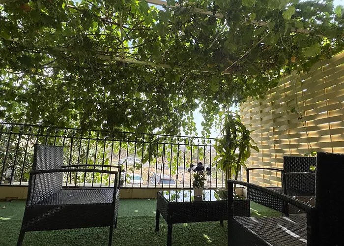 شقةكبيره 4 غرف منها 3 غرف نوم اطلاه مجلس صالة 4-Room Apartment, Including 3 Bedrooms, A Living Room, A Sitting Room, And A View
