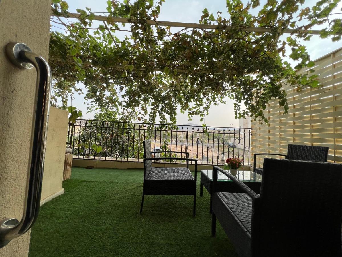 شقةكبيره 4 غرف منها 3 غرف نوم اطلاه مجلس صالة 4-room Apartment, Including 3 Bedrooms, A Living Room, A Sitting Room, And A View Appartement Ta'if