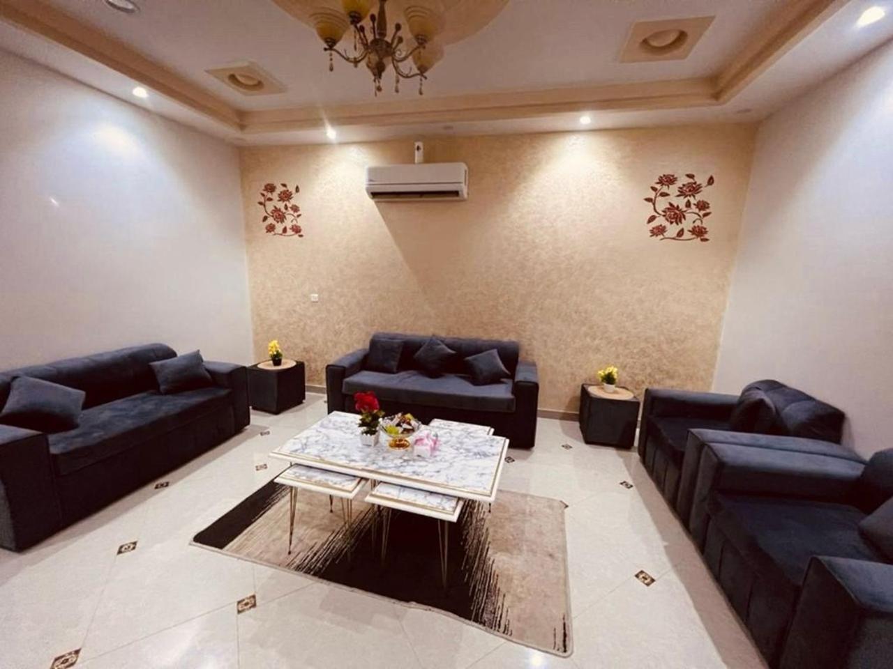 شقةكبيره 4 غرف منها 3 غرف نوم اطلاه مجلس صالة 4-room Apartment, Including 3 Bedrooms, A Living Room, A Sitting Room, And A View Ta'if