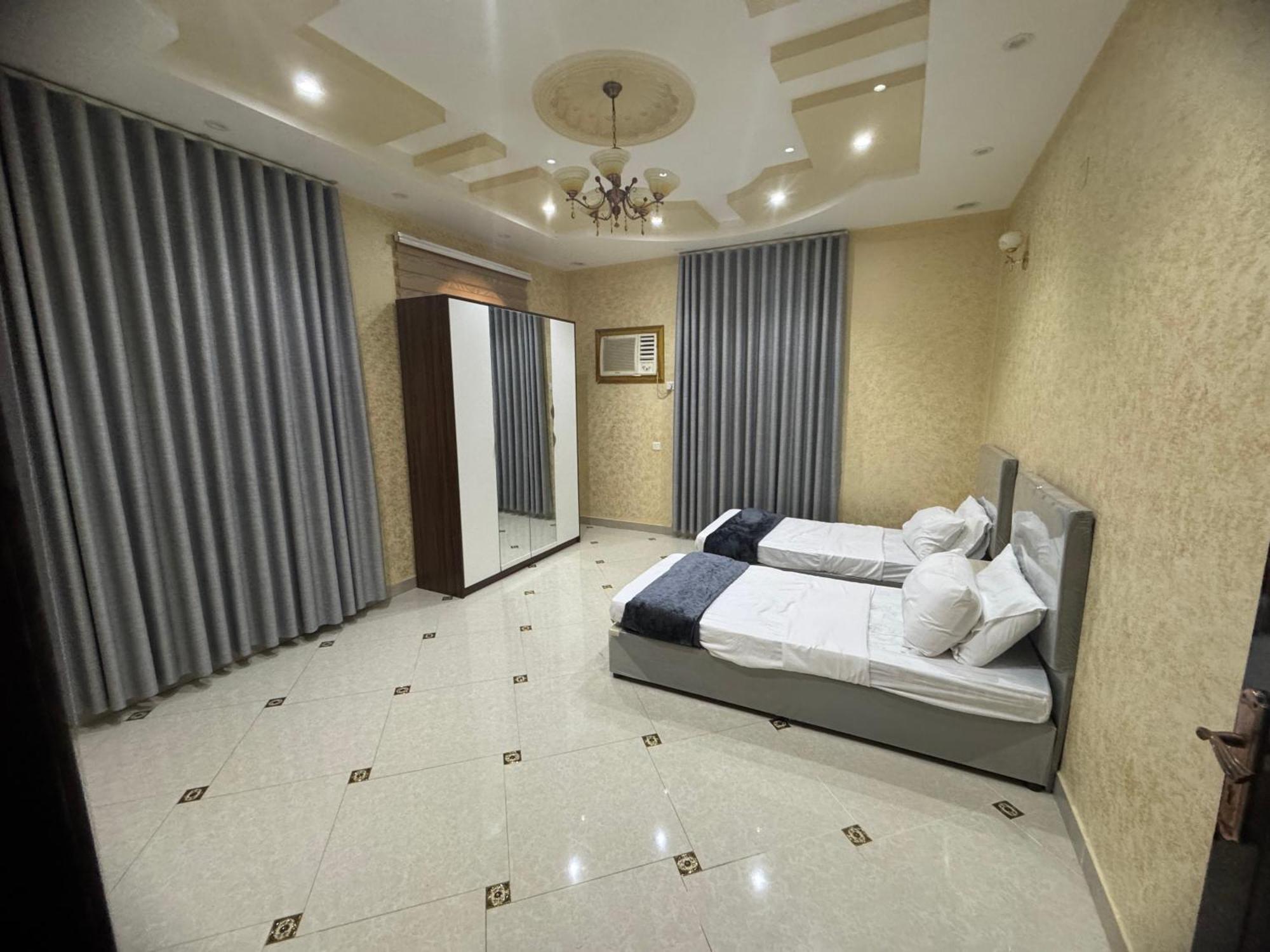 شقةكبيره 4 غرف منها 3 غرف نوم اطلاه مجلس صالة 4-room Apartment, Including 3 Bedrooms, A Living Room, A Sitting Room, And A View *