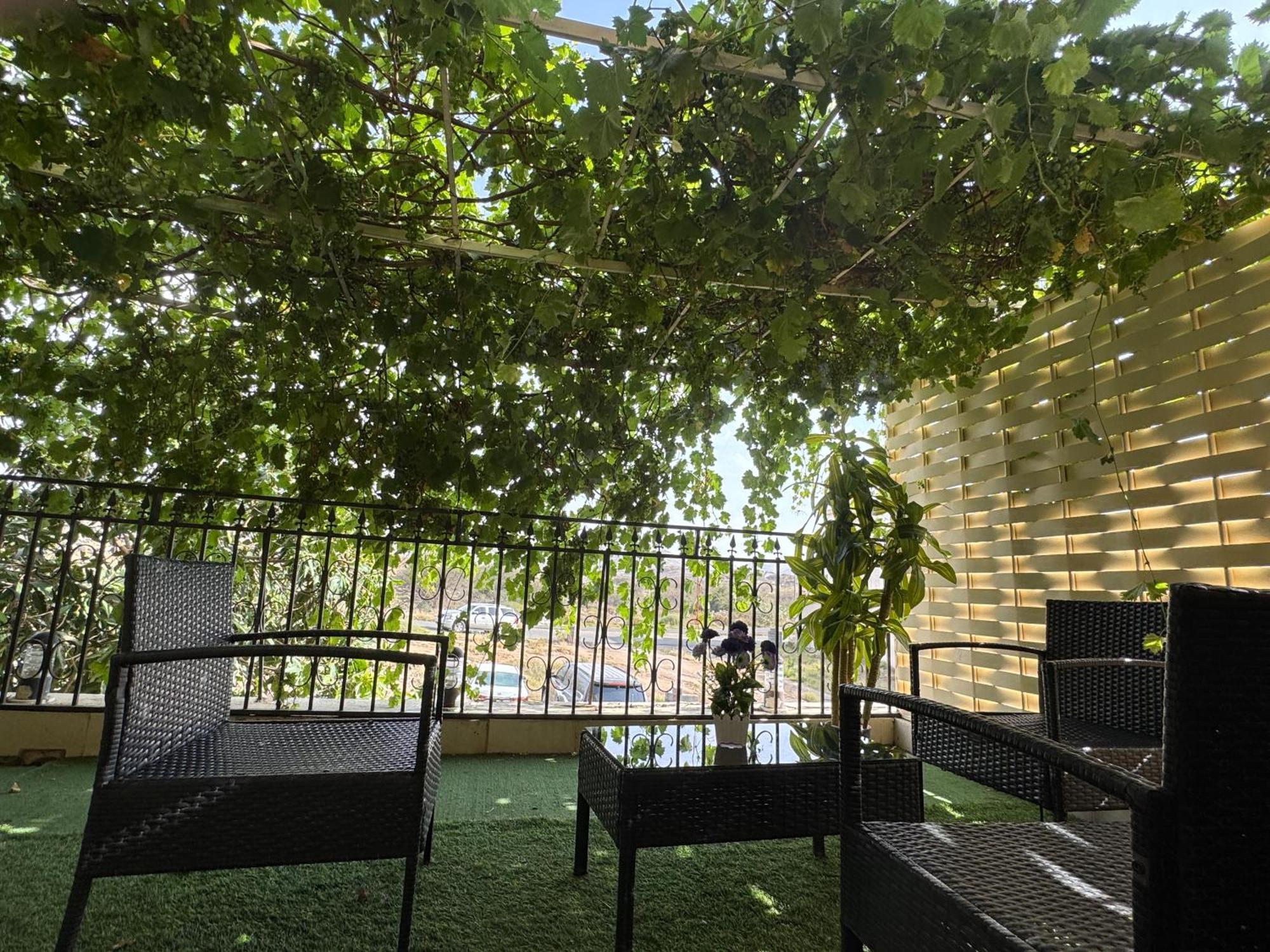 شقةكبيره 4 غرف منها 3 غرف نوم اطلاه مجلس صالة 4-room Apartment, Including 3 Bedrooms, A Living Room, A Sitting Room, And A View * Ta'if